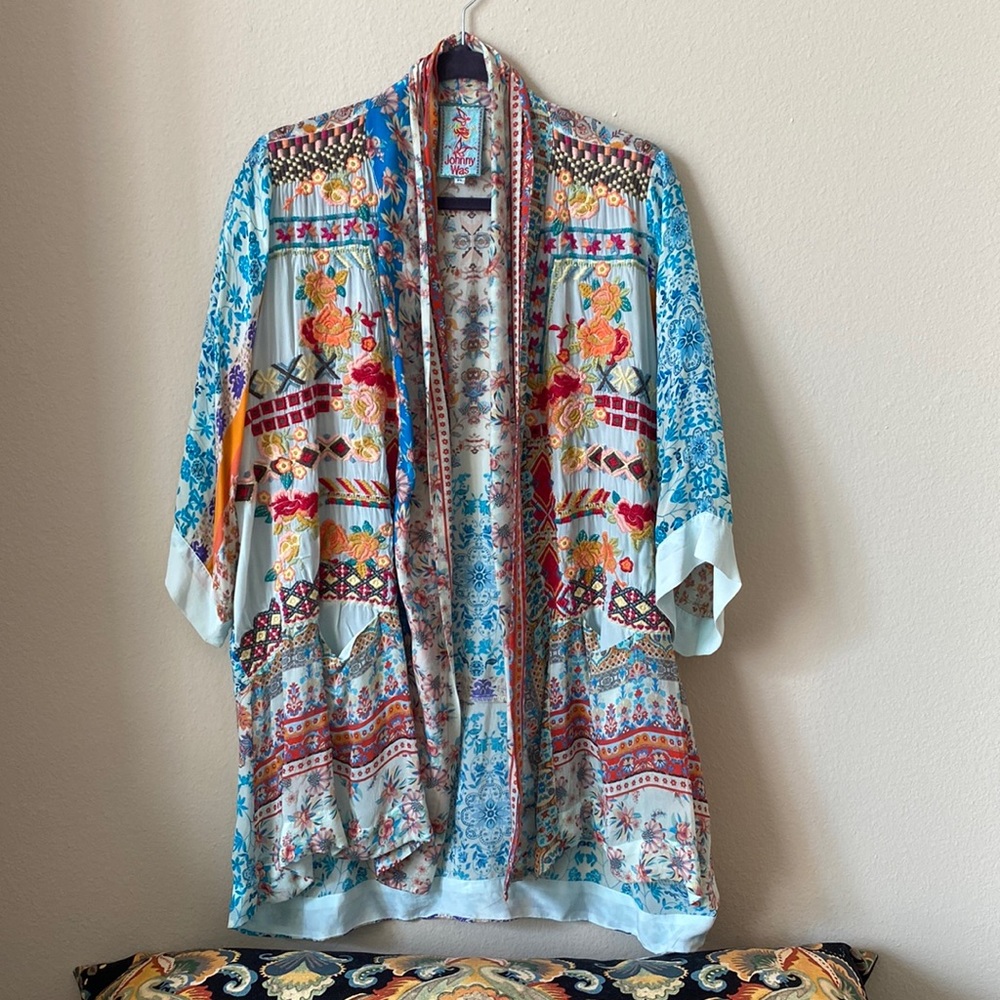 Beautiful embroidery kimono style, 100% silk. Perfect with silk pants or jeans!